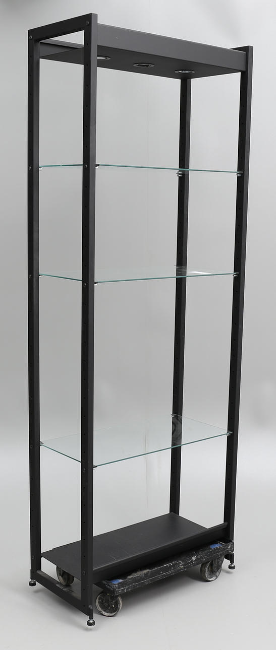 VITRINHYLLA, 1900/2000-tal.