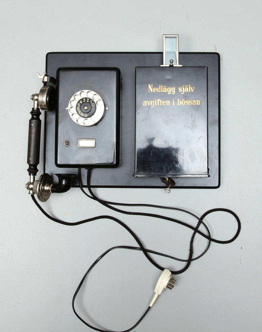 VÄGGTELEFON, med myntlåda, 1930-tal.
