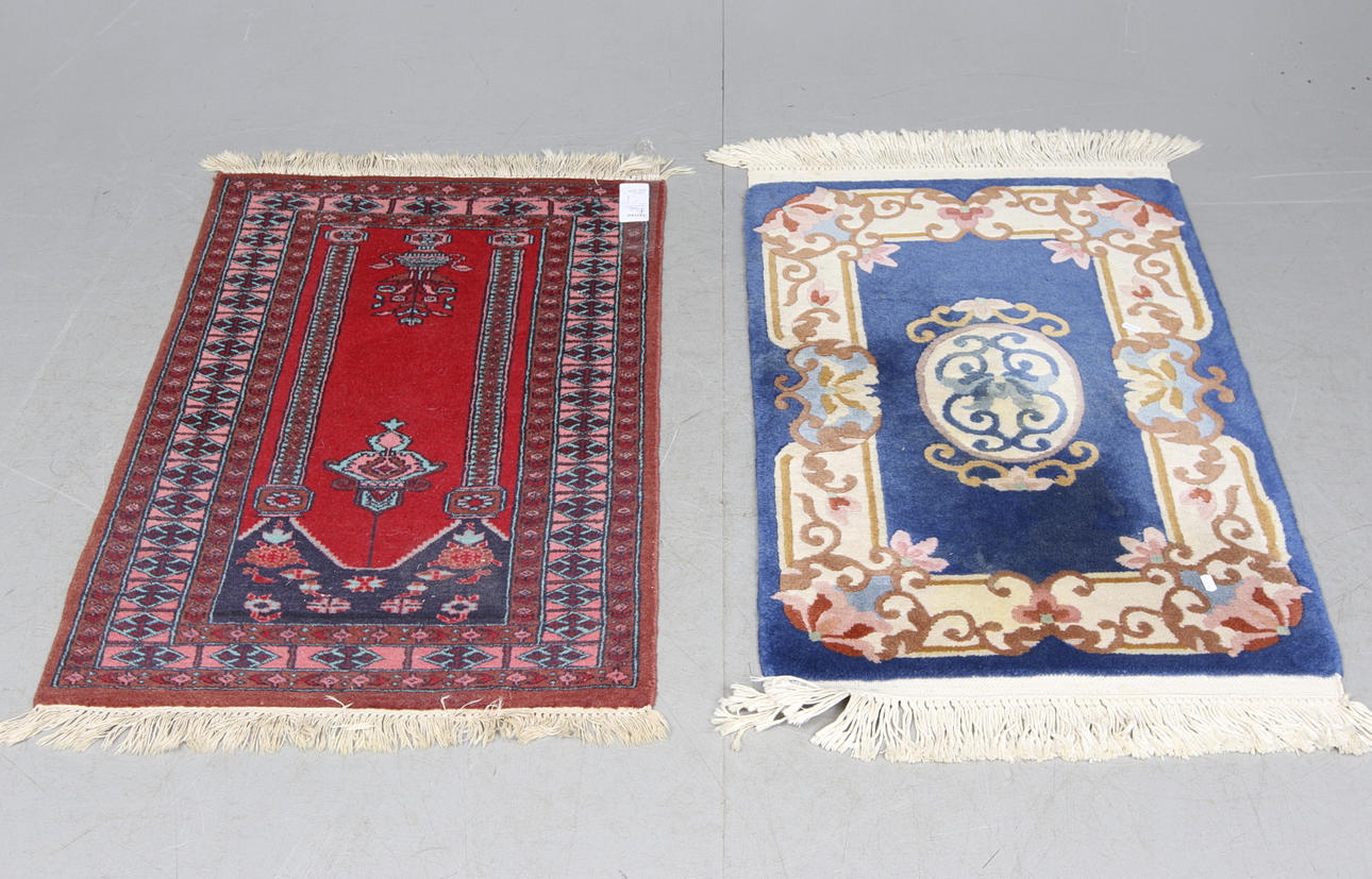 MATTOR, 2 st, orientalisk samt Kina 110 x 65 respektive 115 x 60 cm.