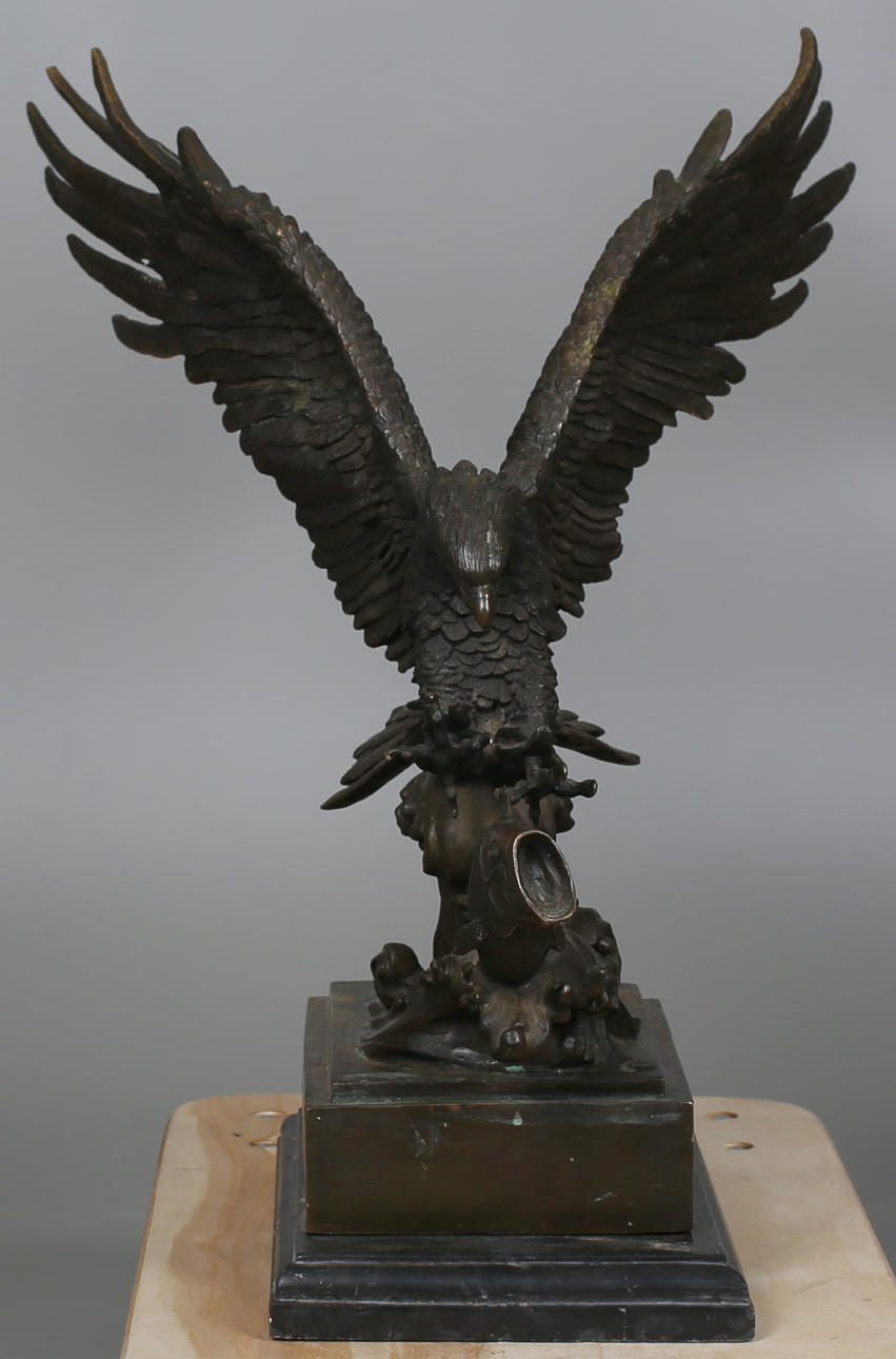 OKÄND KONSTNÄR. Örn med fisk. Brons. Osignerad.