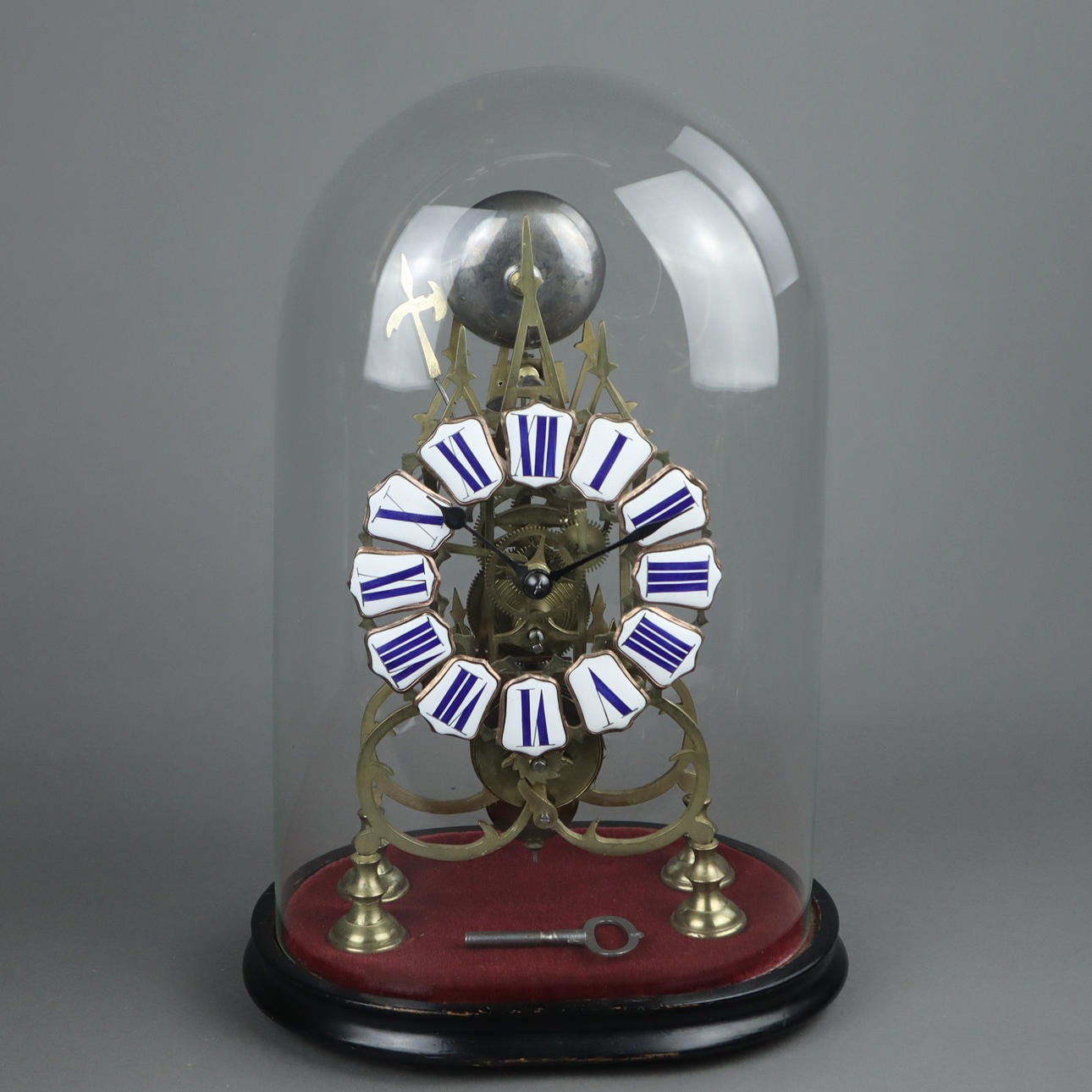 Skelett klocka under glaskupol - 1900-talet.