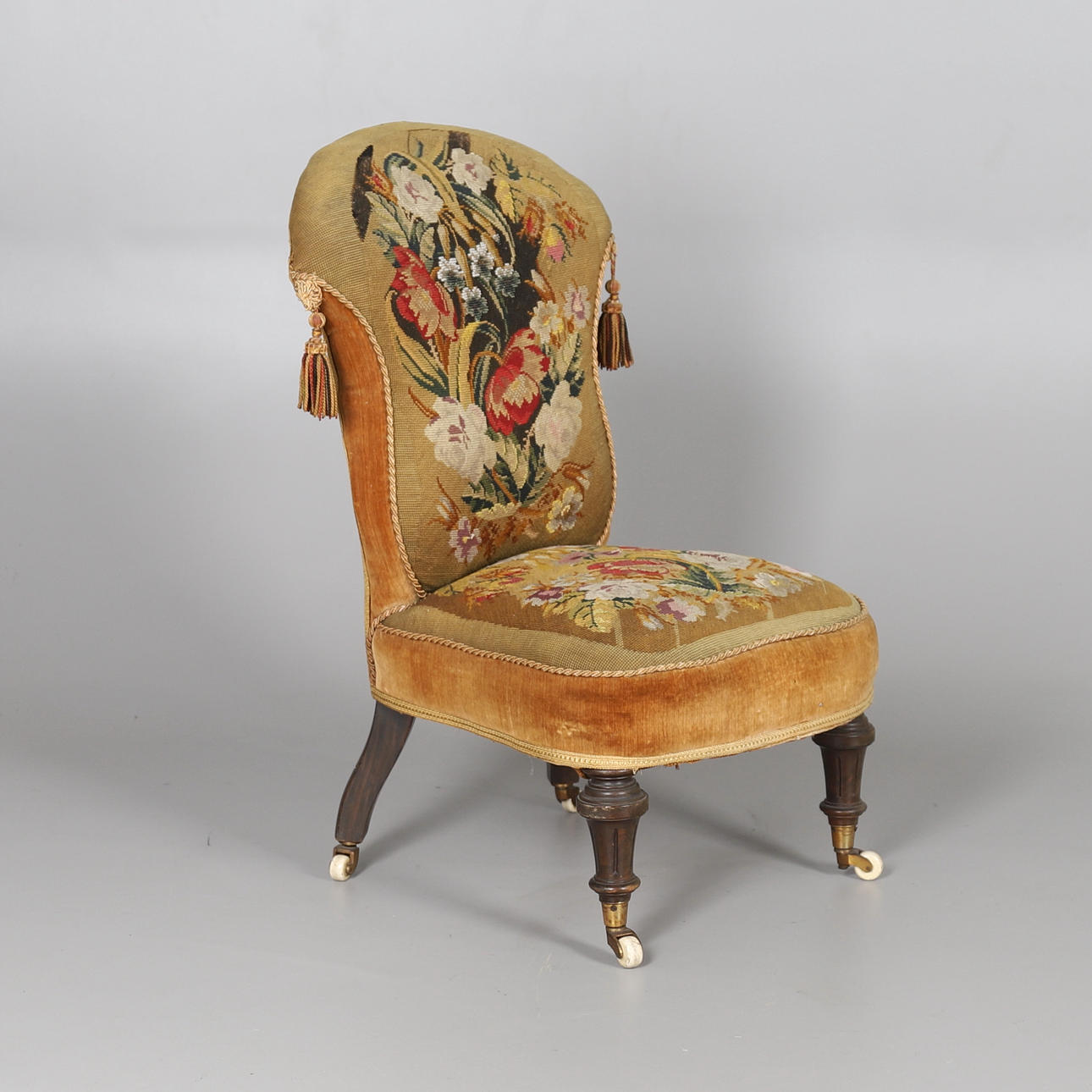 EN VIKTORIANSK SALONG STOL.