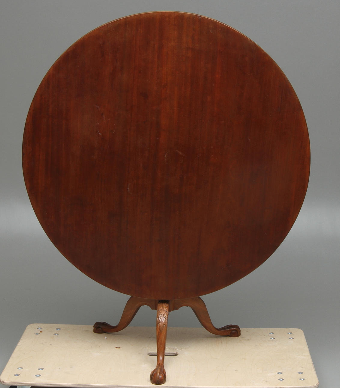 FÄLLBORD, claw and ball fötter, mahogy, omkring 1800.