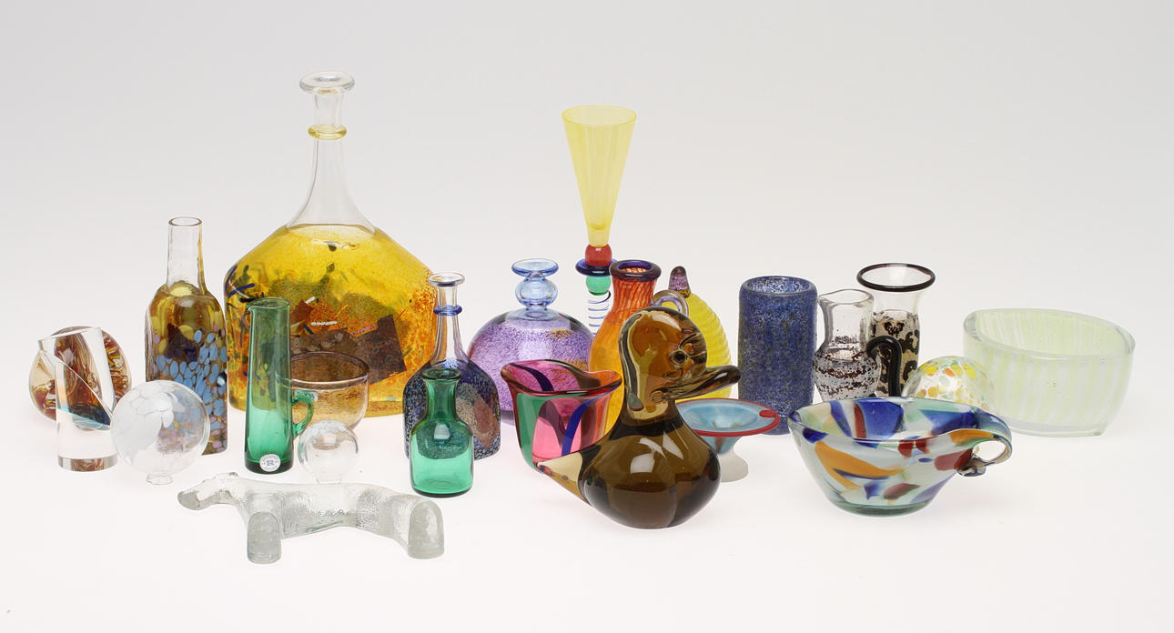 PARTI GLAS, ca 23 delar, bla miniatyrer samt flaska, Kosta Boda, Bertil Vallien.