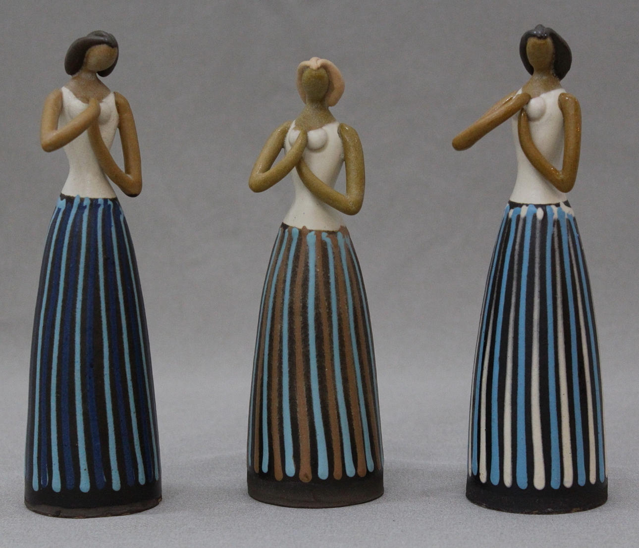 FIGURIN, Cay Cedergren. Keramik .Flicka från "Backafall" 3 stycken.