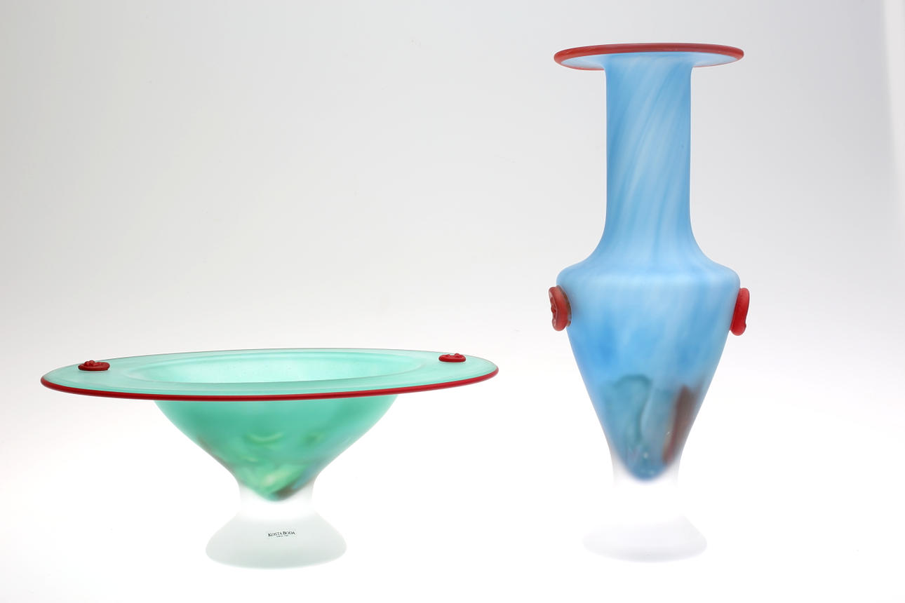 GLASFÖREMÅL, 2 st Vas samt Fruktskål, Kosta Boda.