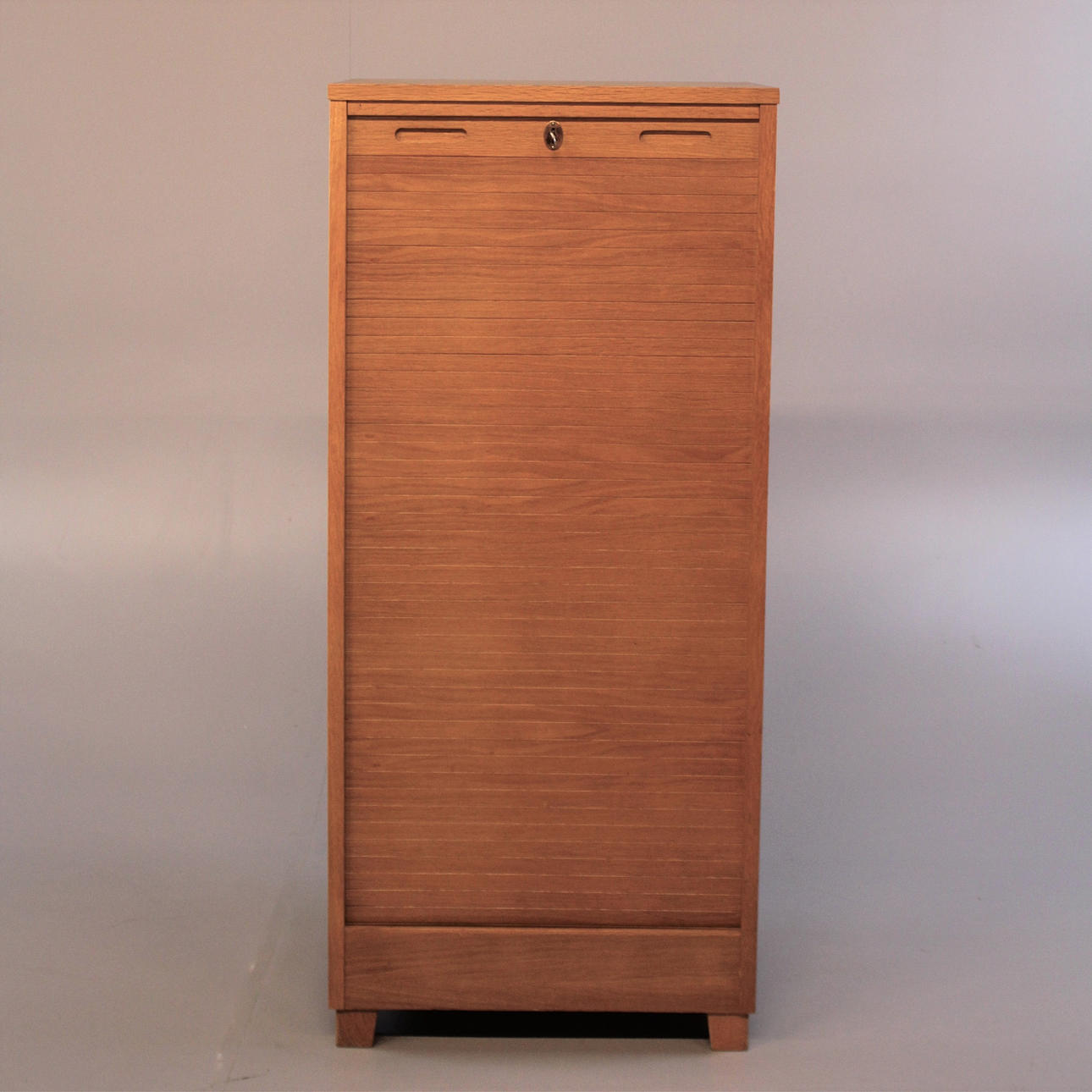 MAPSKAB med lukkedør.