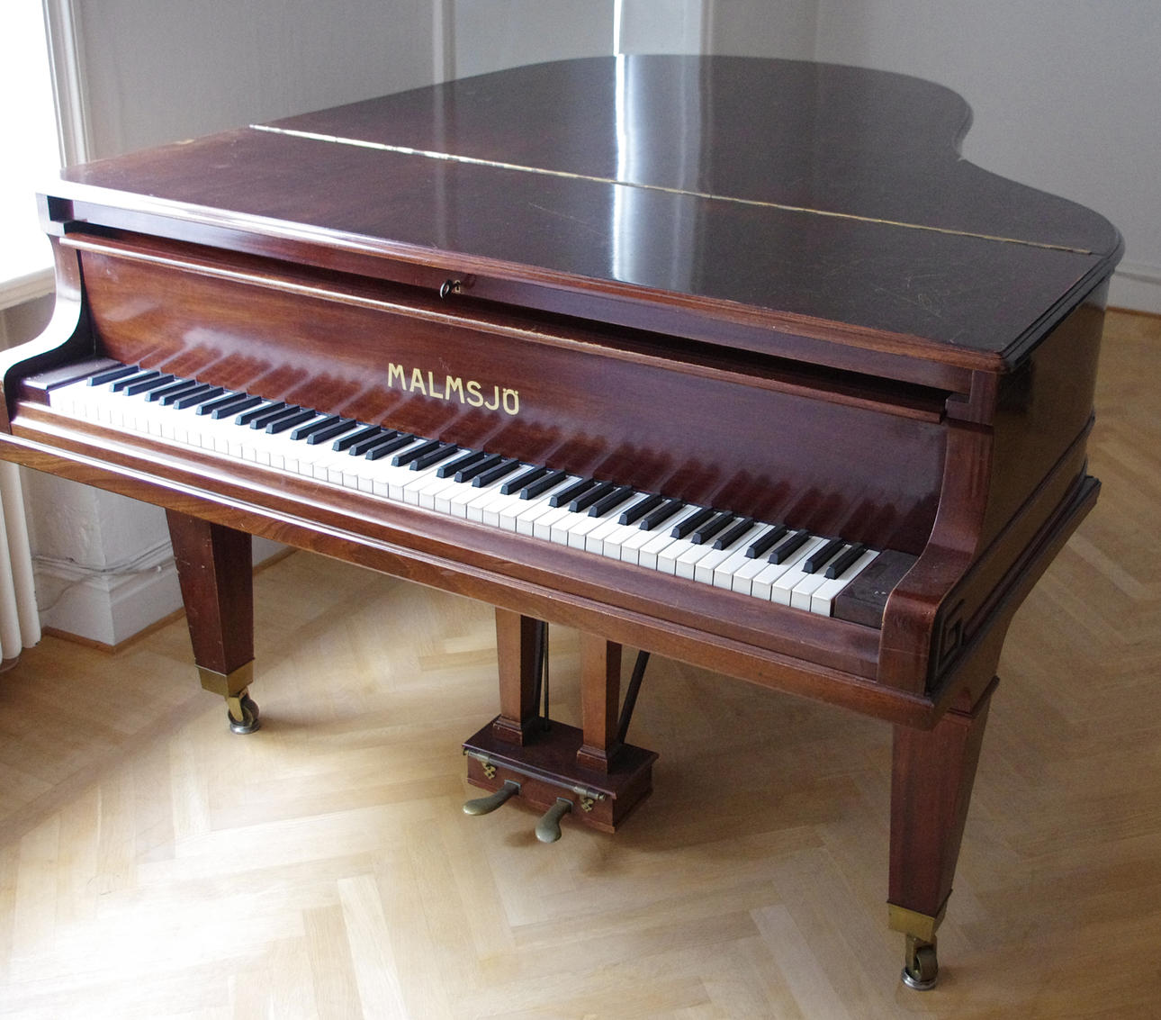 FLYGEL, Malmsjö, mahogny.