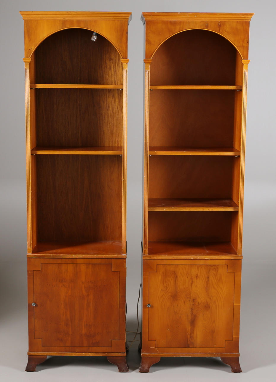 SKÅP (2) i engelsk stil, 1970-tal.