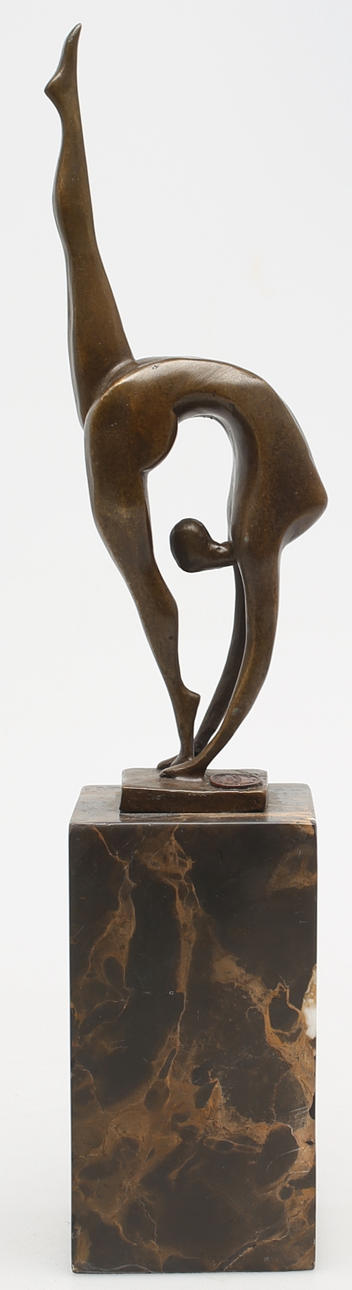OIDENTIFIERAD KONSTNÄR. Gymnast. Brons. Otydlig signatur.