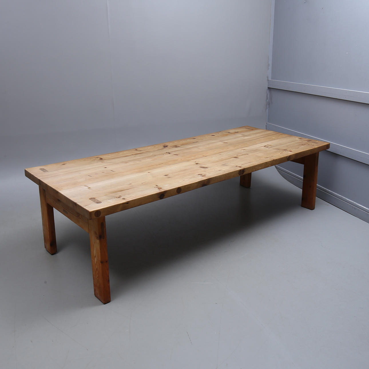 ROLAND WILHELMSSON. Tisch, Kiefer.