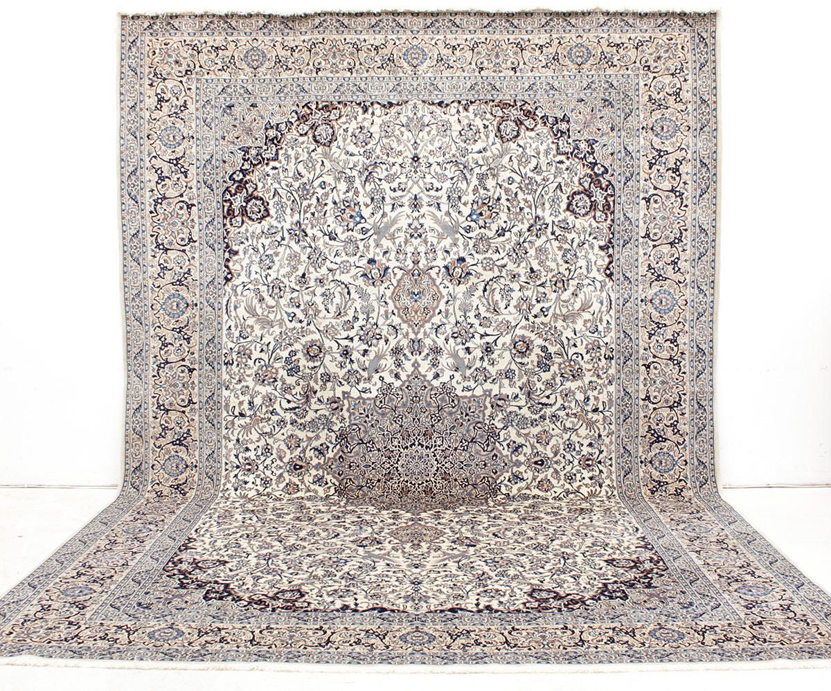 MATTA, Orientalisk, stor Nain, med silkesinslag, 523 x 352 cm.
