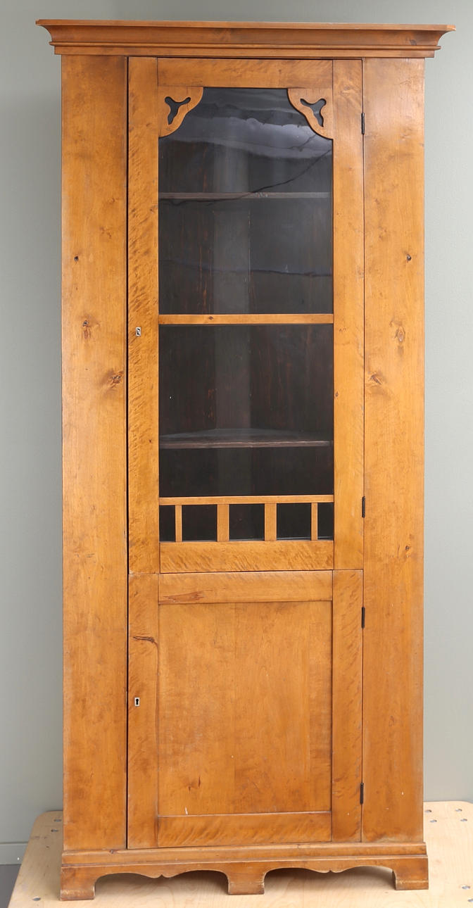 HÖRNBOKSKÅP, Biedermeier, omkring 1830.