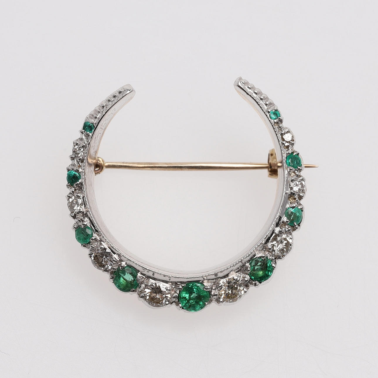 BROSCH MED SMARAGDER OCH DIAMANTER.