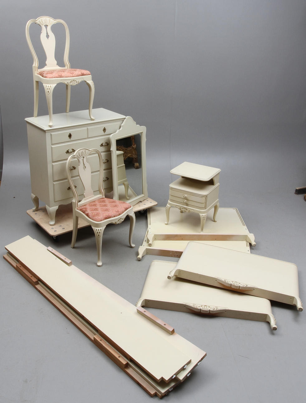 SÄNGKAMMARMÖBEL, 7 delar, rokokostil, 1900-talets andra hälft.