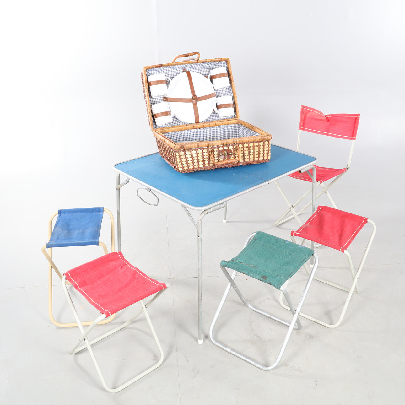 CAMPING-SET, Tisch 4 Hocker, Campingtasche.