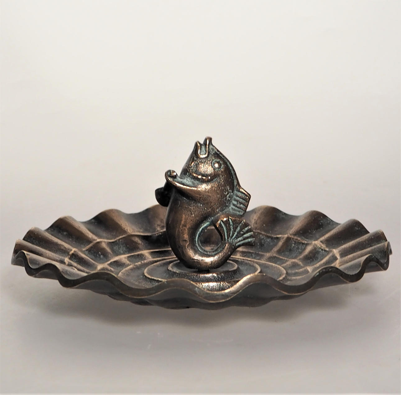 FAT MED FISKSKULPTUR, brons.