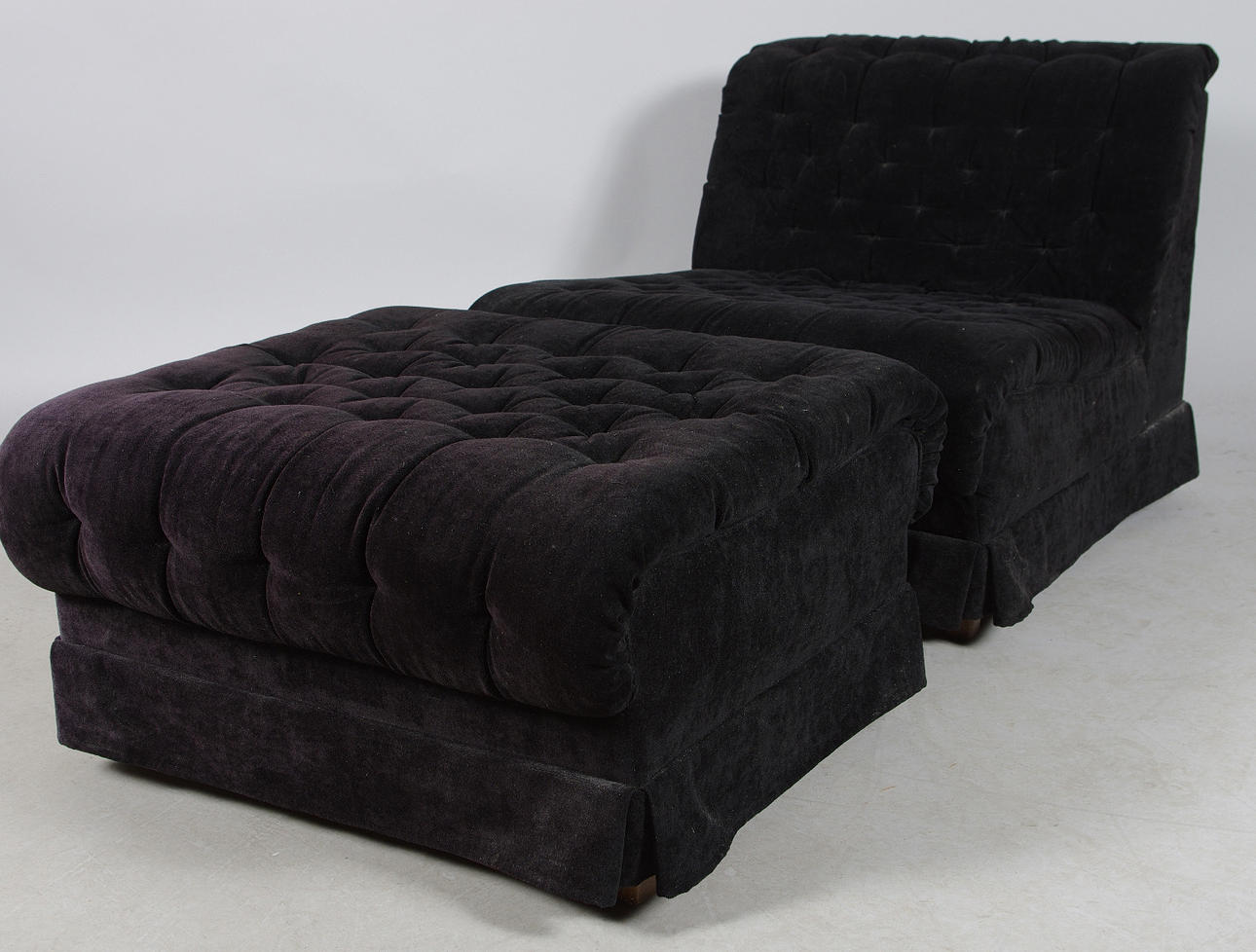 FÅTÖLJER MED FOTPALL, 3 stycken, svartklädda.