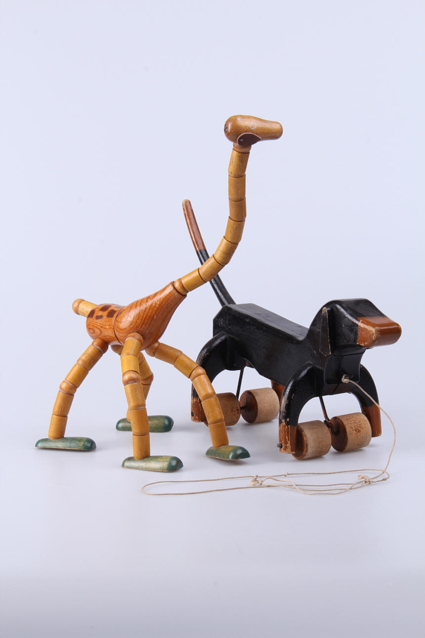 LEKSAKER, 2 st, giraff samt hund, giraff möjligtvis BRIO.