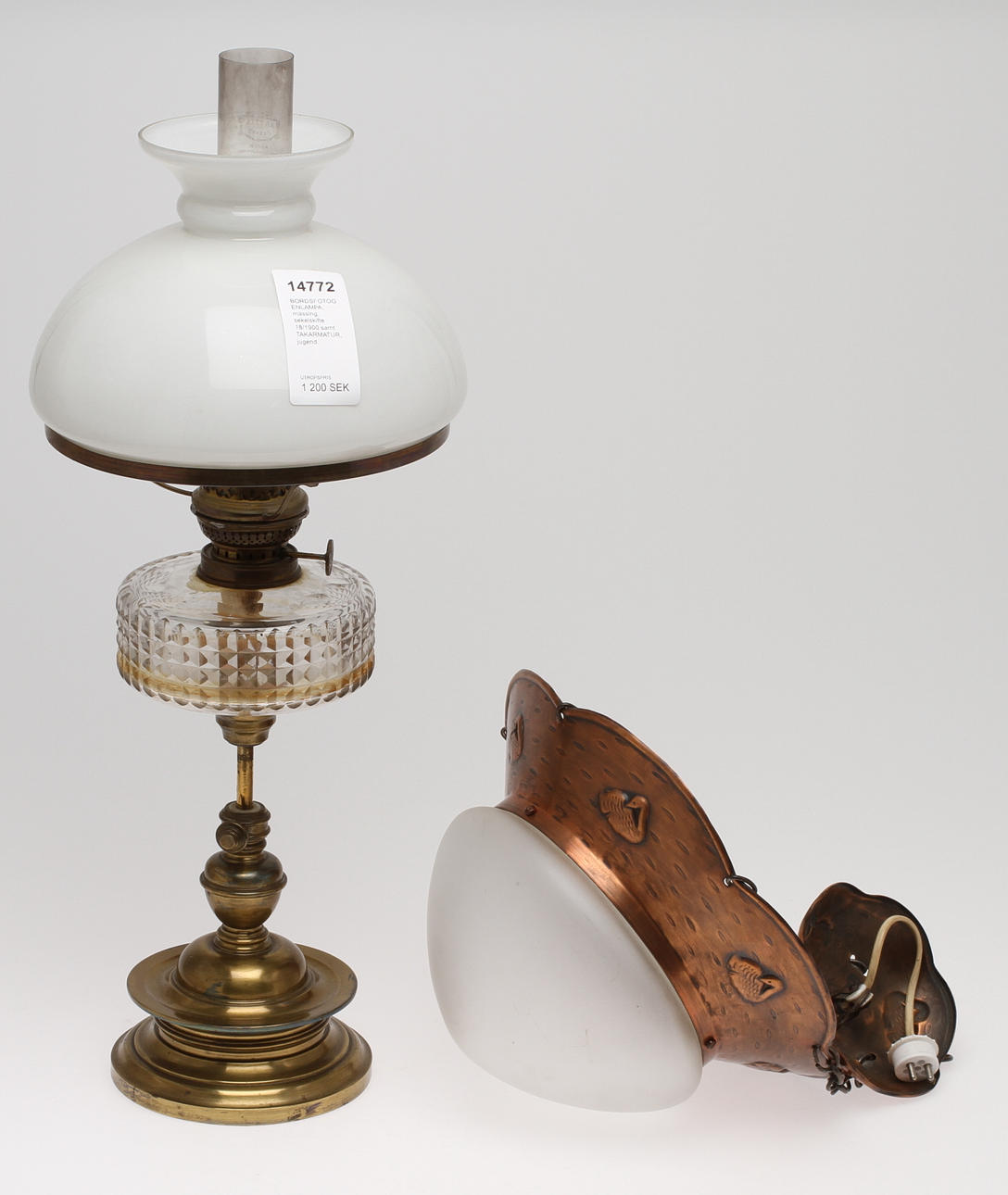 BORDSFOTOGENLAMPA, mässing, sekelskifte 18/1900 samt TAKARMATUR, jugend.