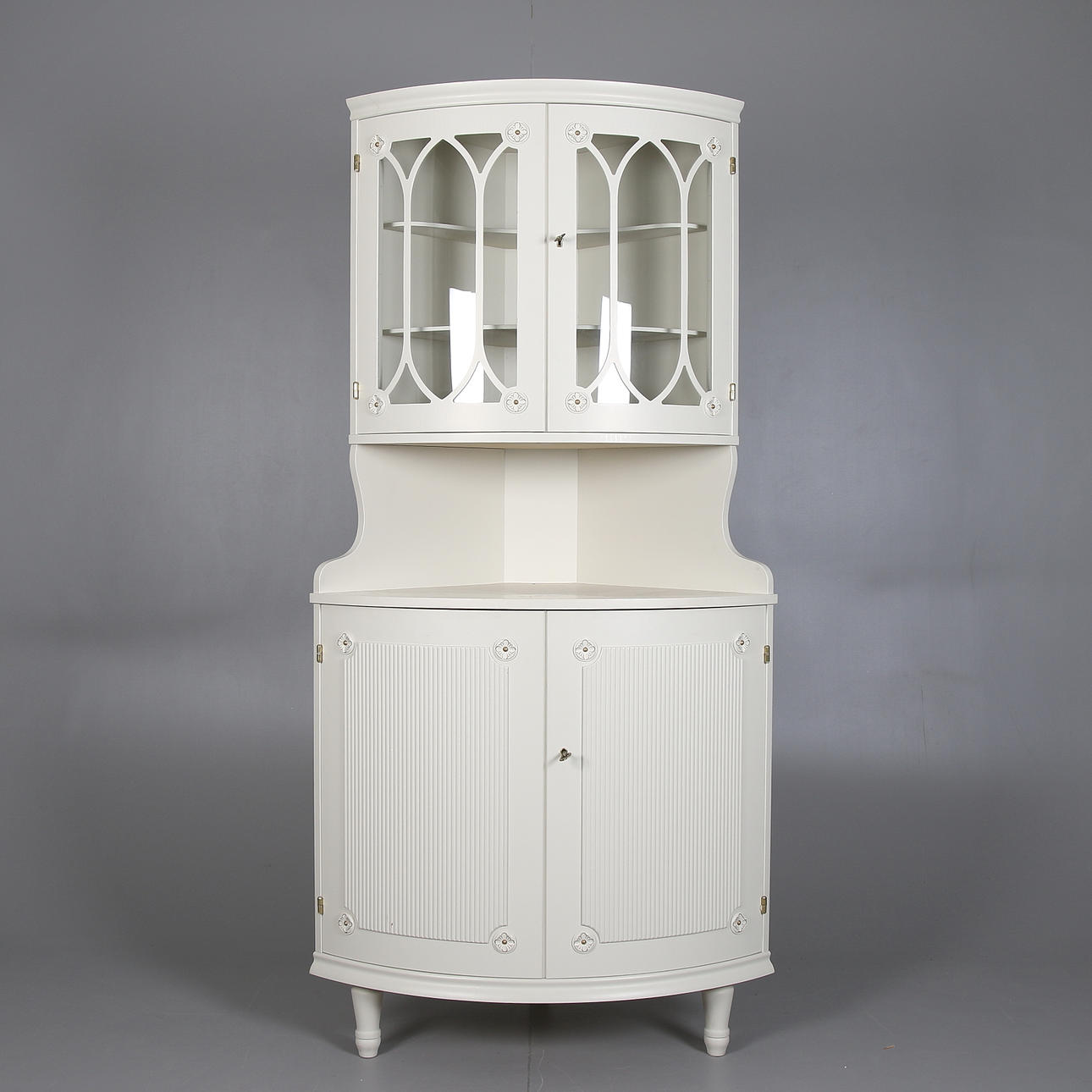 HÖRNSKÅP, Gustaviansk stil, 1900-talets sista kvartal.