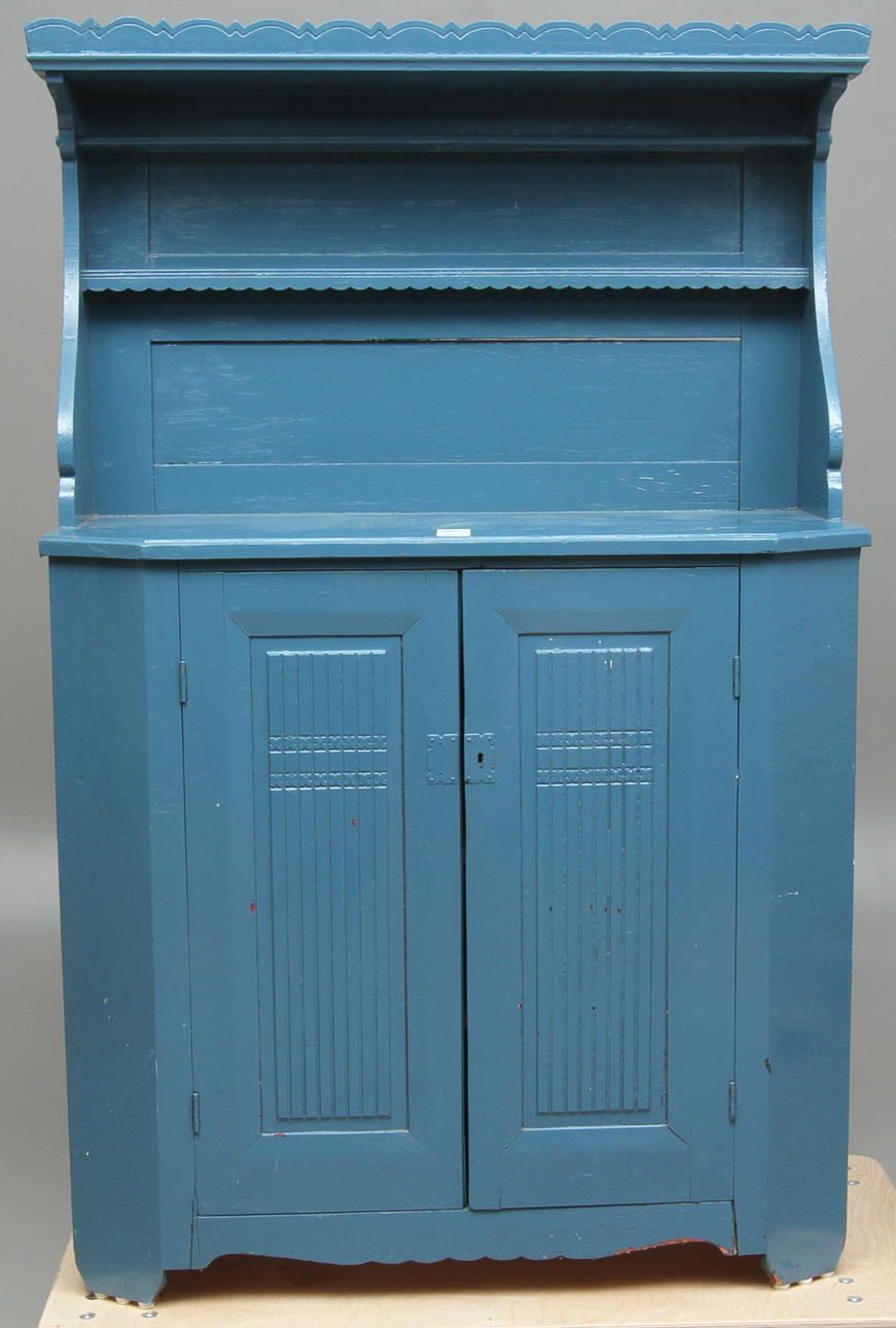 SKÄNK, med tallrikshylla, jugend, tidigt 1900-tal.