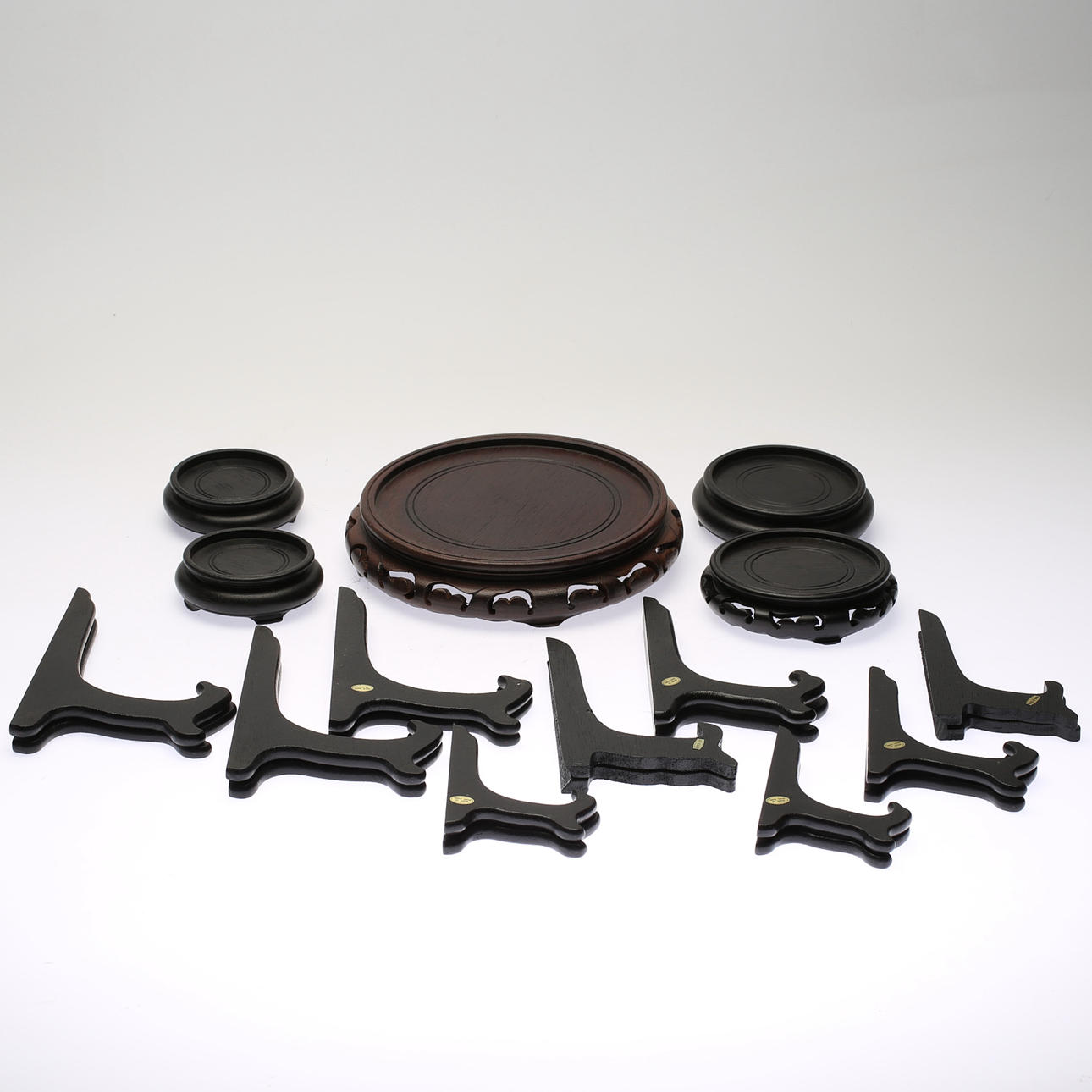 PEDAL OG STATIV, træ, Kina, anden halvdel af det 20. århundrede.