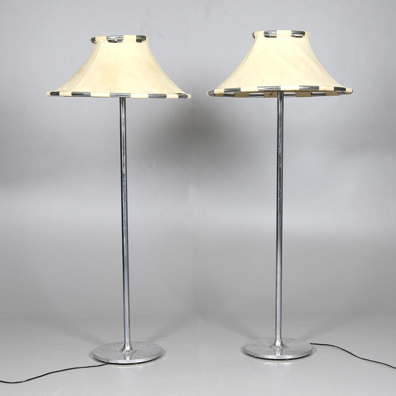 GOLVLAMPOR, 2 st, "Kosta Lampan" Anna Ehrner. 1970/80-tal.