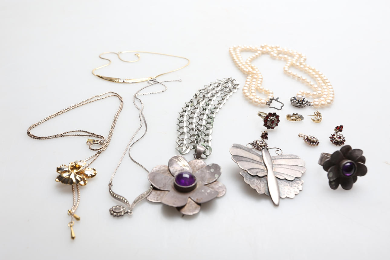 SMYCKESSAMLING, mest silver.