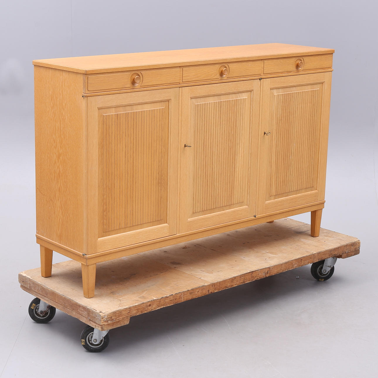 CARL MALMSTEN. Sideboard, ek, "Herrgården", Bodafors.