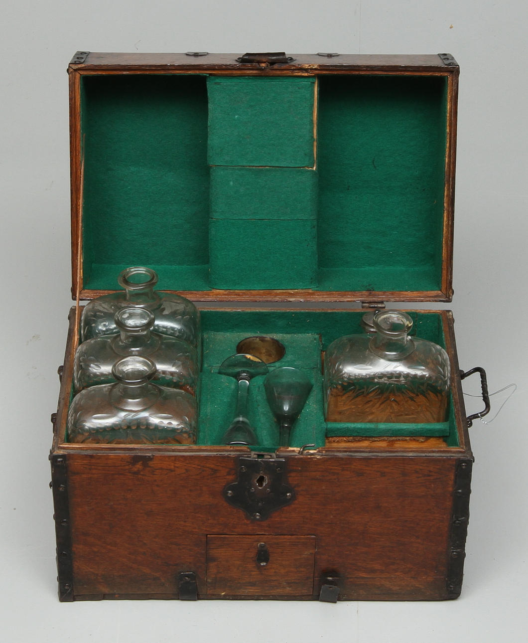 RESESCHATULL, med pluntor, glas och bägare i silver. Omkring 1800.