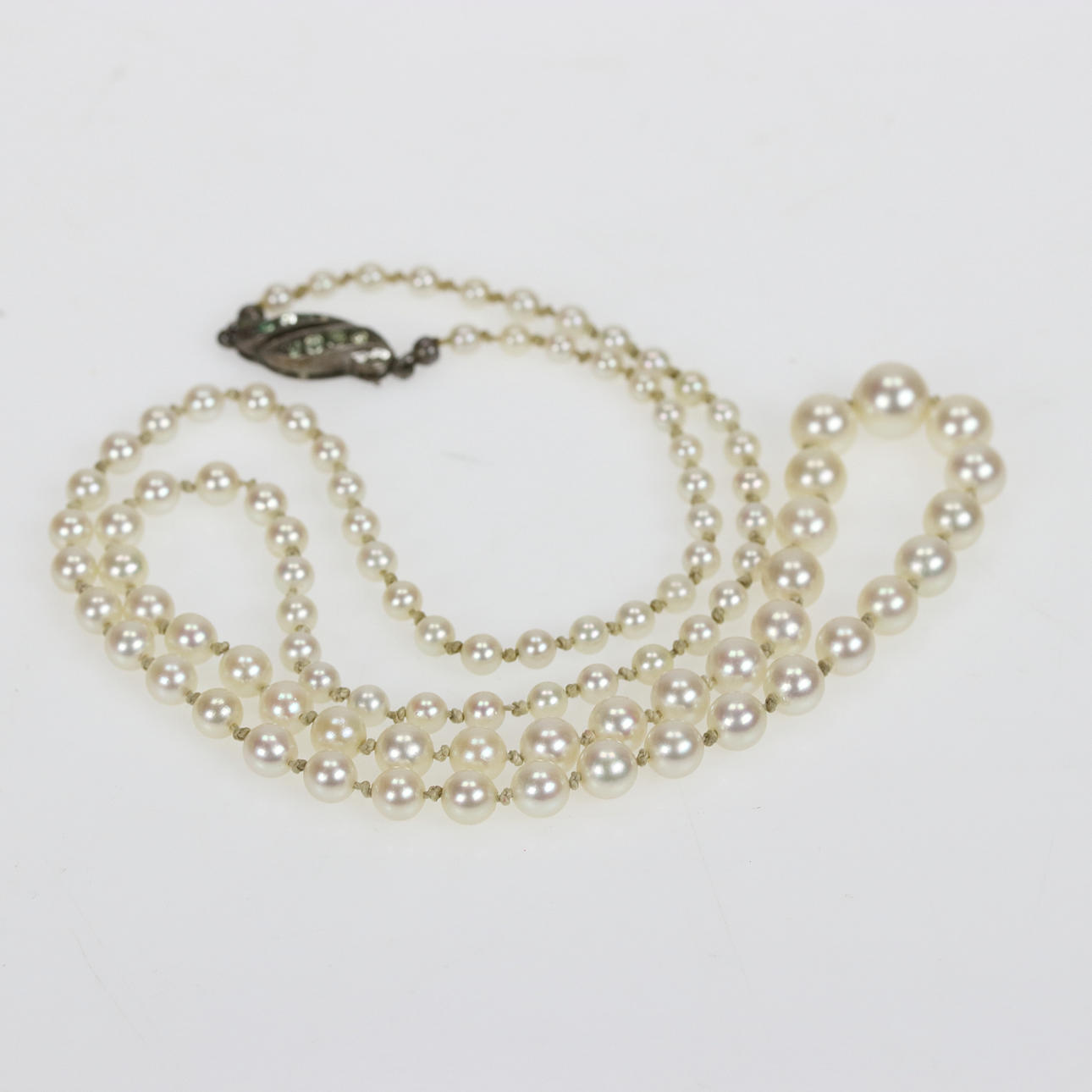 PÄRLCOLLIER, en rad doserade pärlor, lås silver 835.