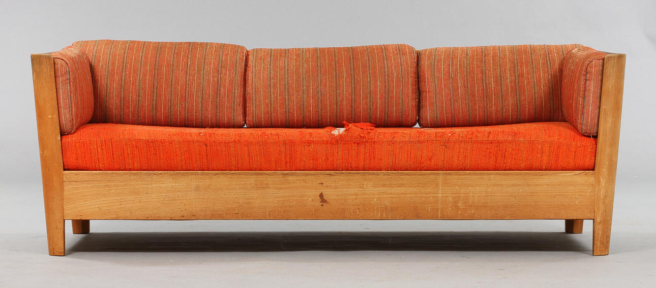 CARL MALMSTEN. Bäddsoffa. Furu med lösa dynor.