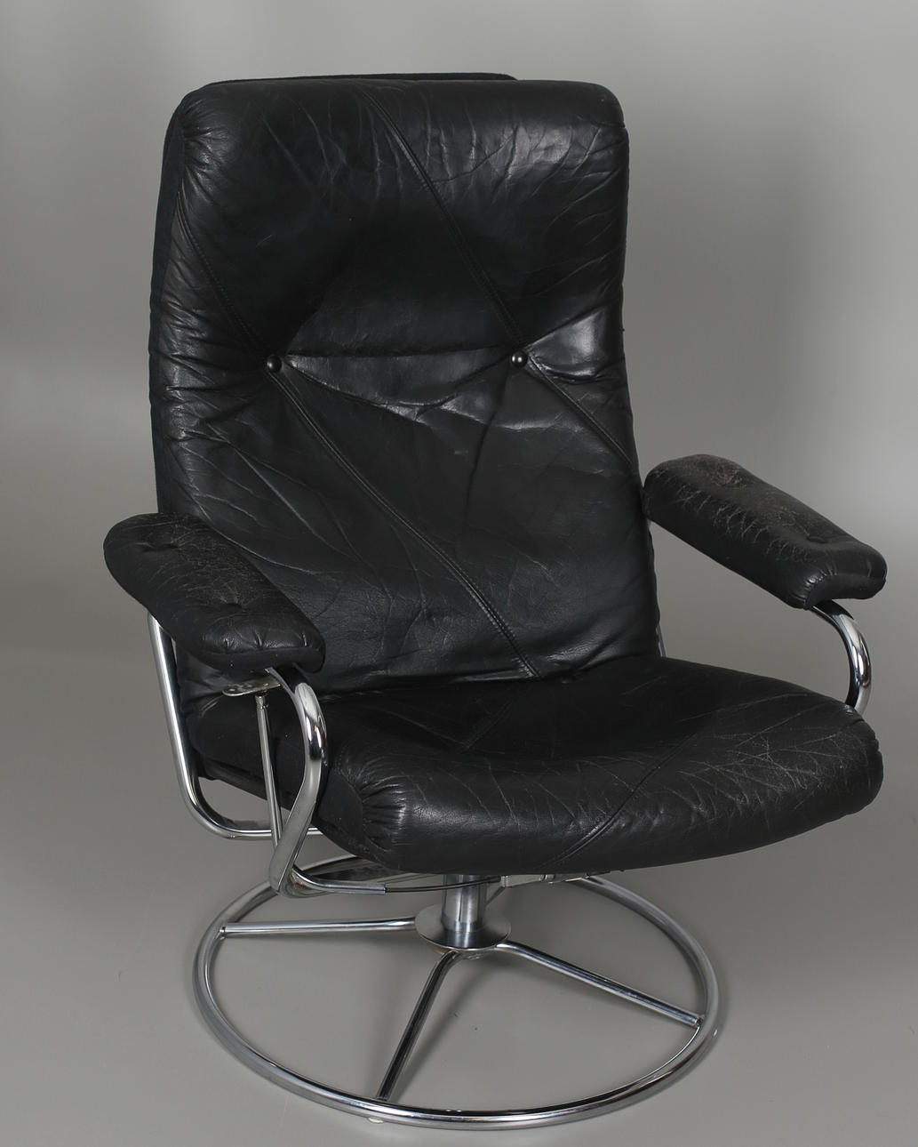 SNURRFÅTÖLJ I SKINN, med vippfunktion, 1970-tal.