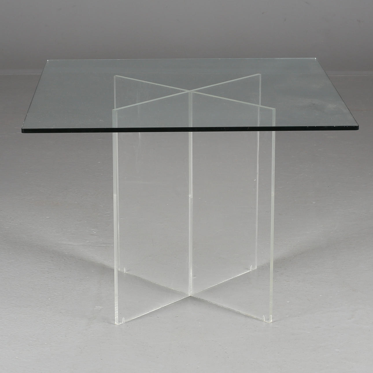 GLASTISCH, Untergestell aus Plexiglas, zeitgenössisch.