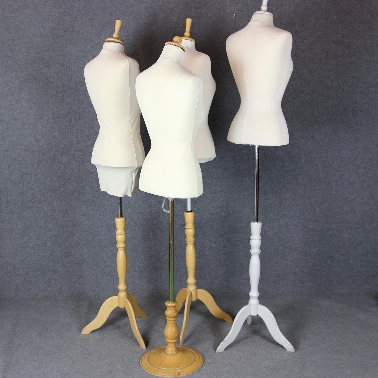 SCHAUFENSTERFIGUREN, 4 Stück, Oberkörper auf Ständer.