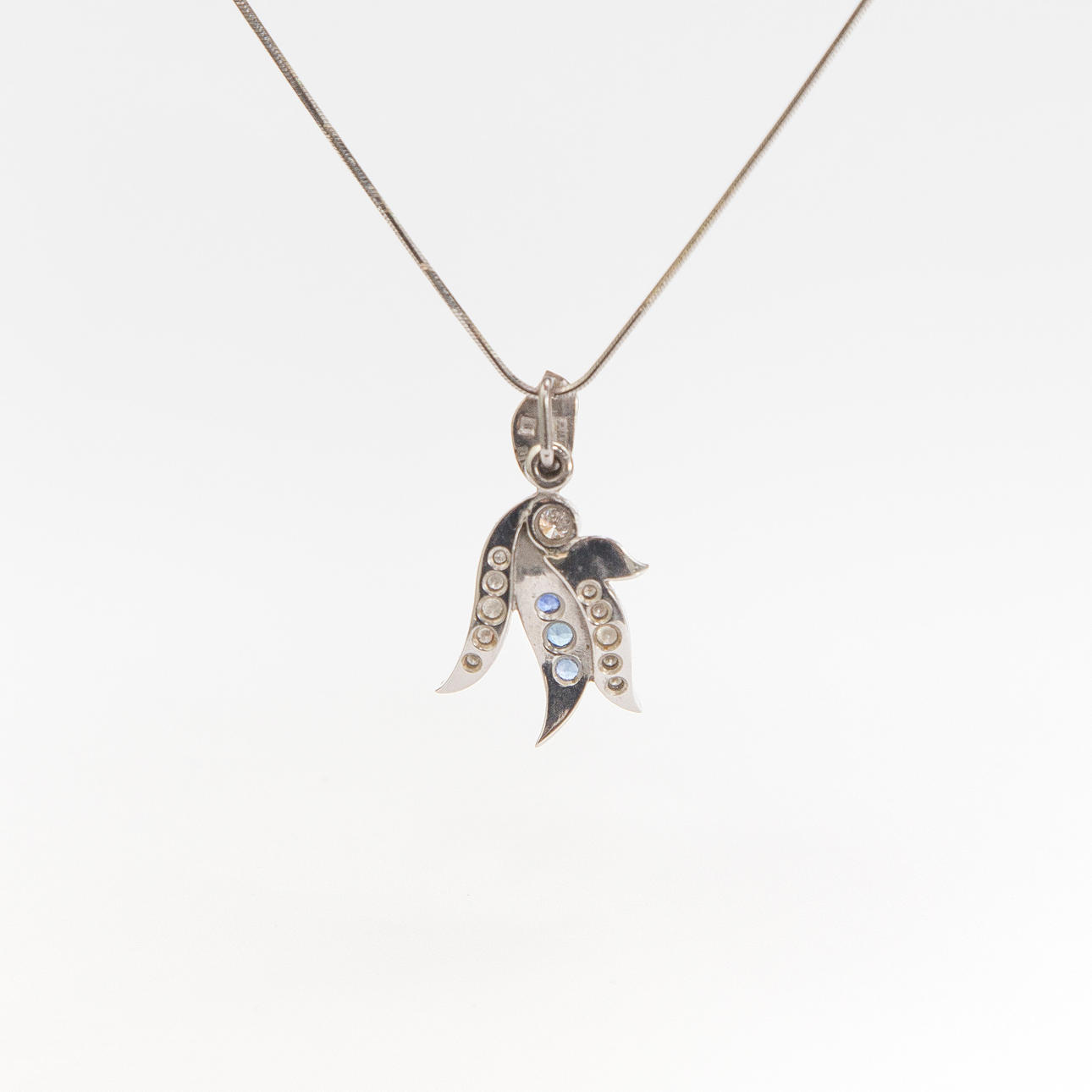 HALSBAND, märkt 750 i lås.