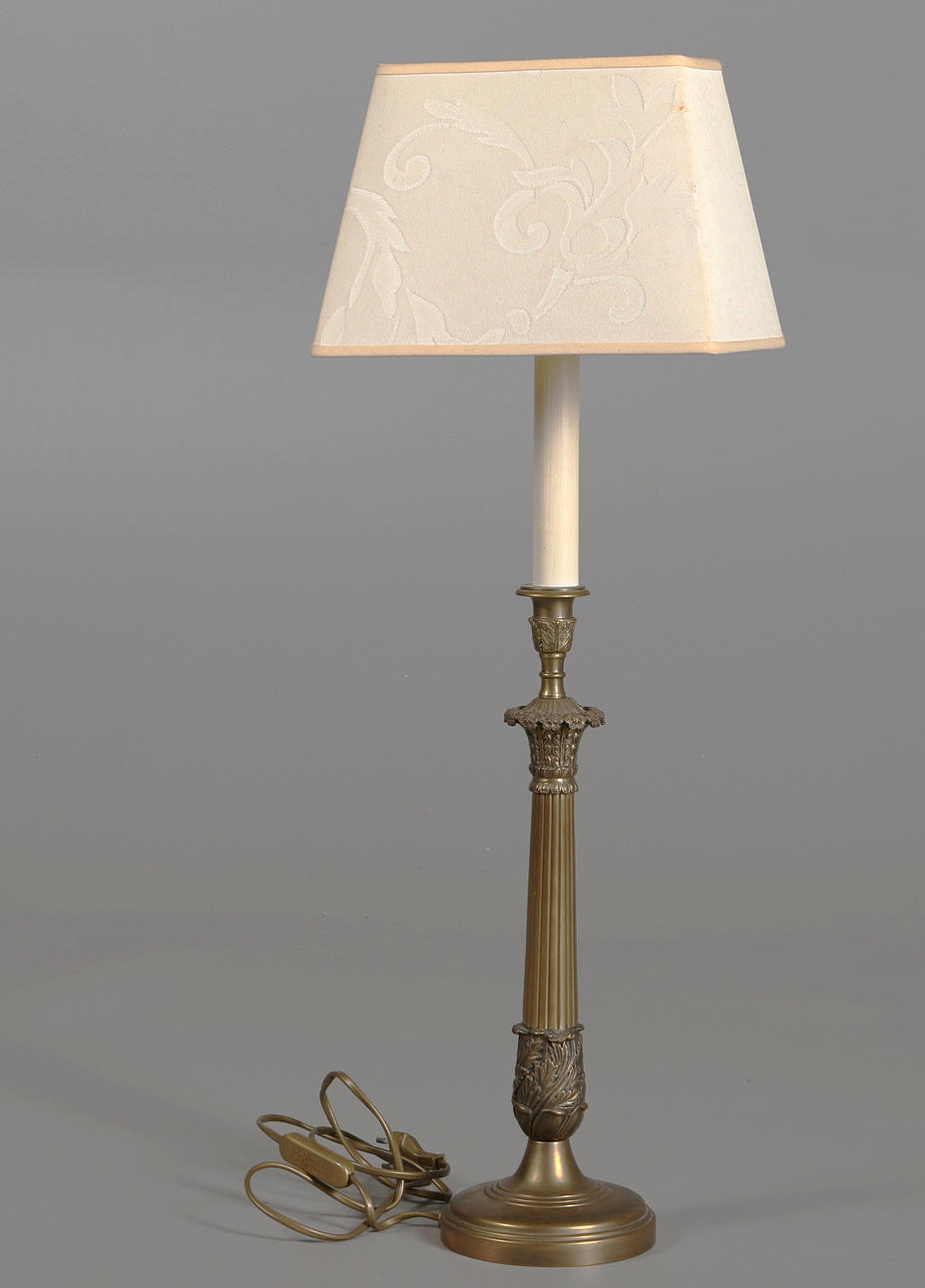 BORDSLAMPA i mässing och trä.