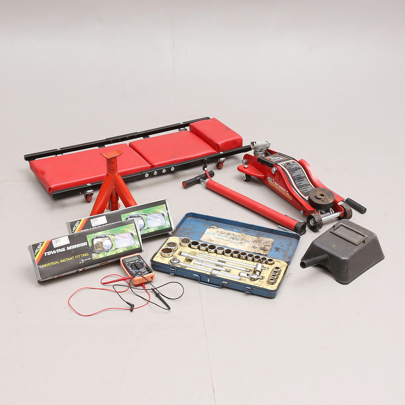 GARAGEVERKTYG, bla montörsvagn och domkraft.