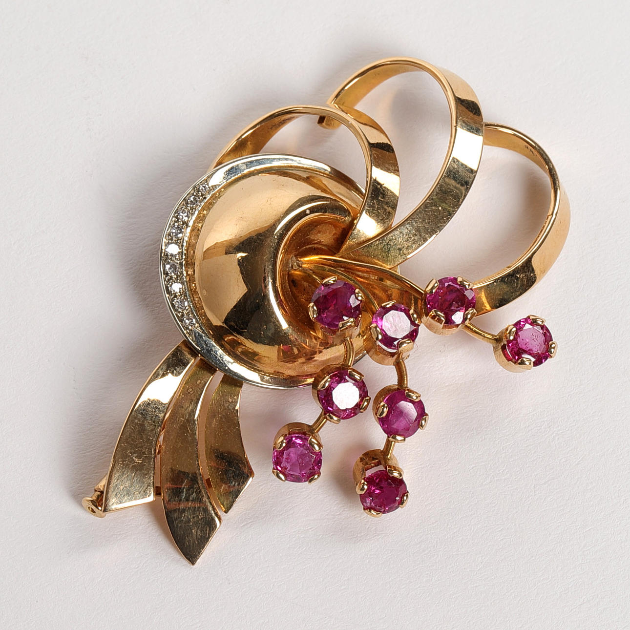BROOCH, 18k gold, rubies, brilliants.