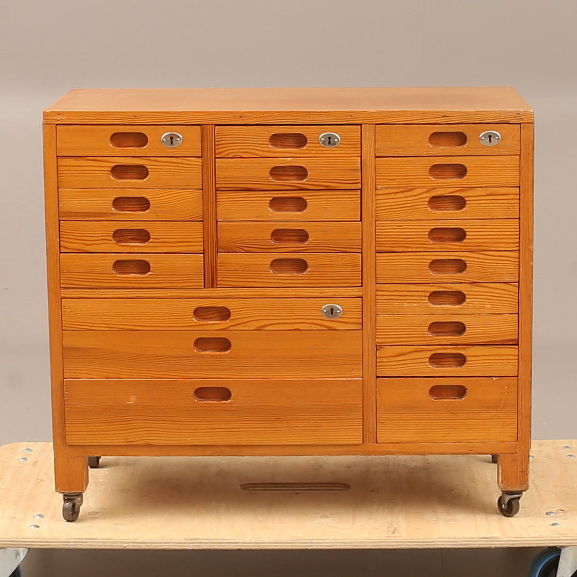 ARKIVSKÅP, furu, 1900-tal.