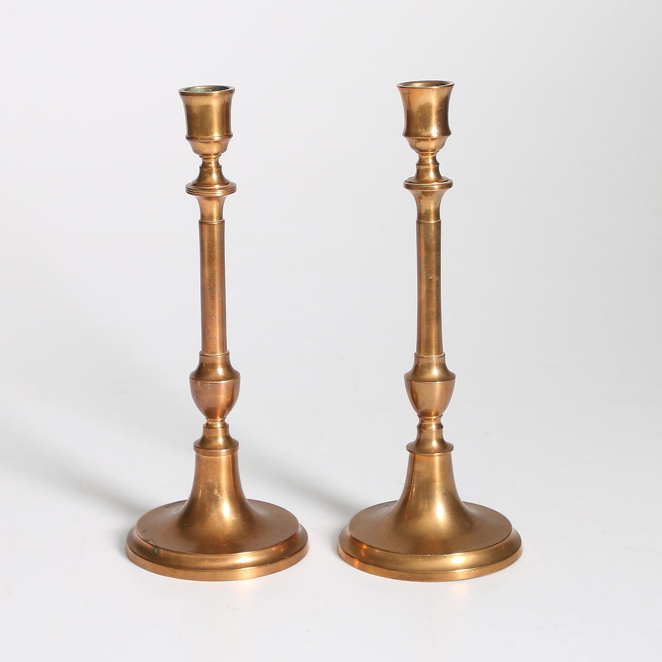 LJUSSTAKAR, ett par, mässing, Nyköpings mässingsbruk. 1800-talets första halva.