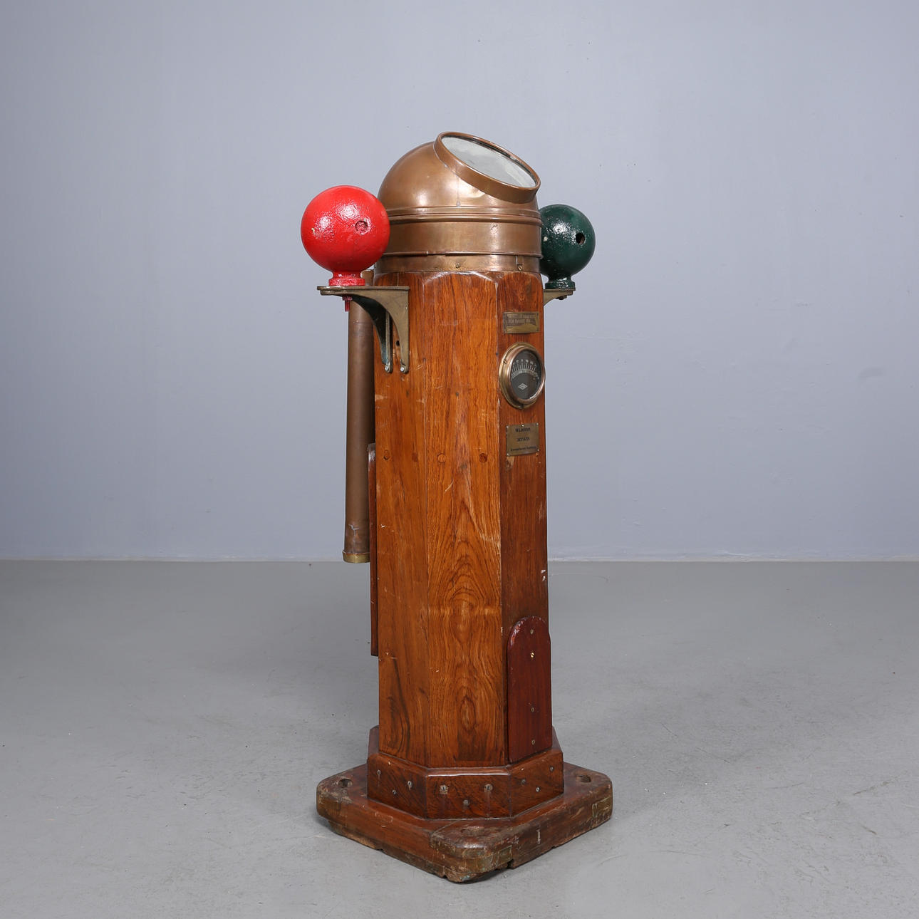 NATHUS OG KOMPAS, træ, W Ludolfh, Bremerhaven.