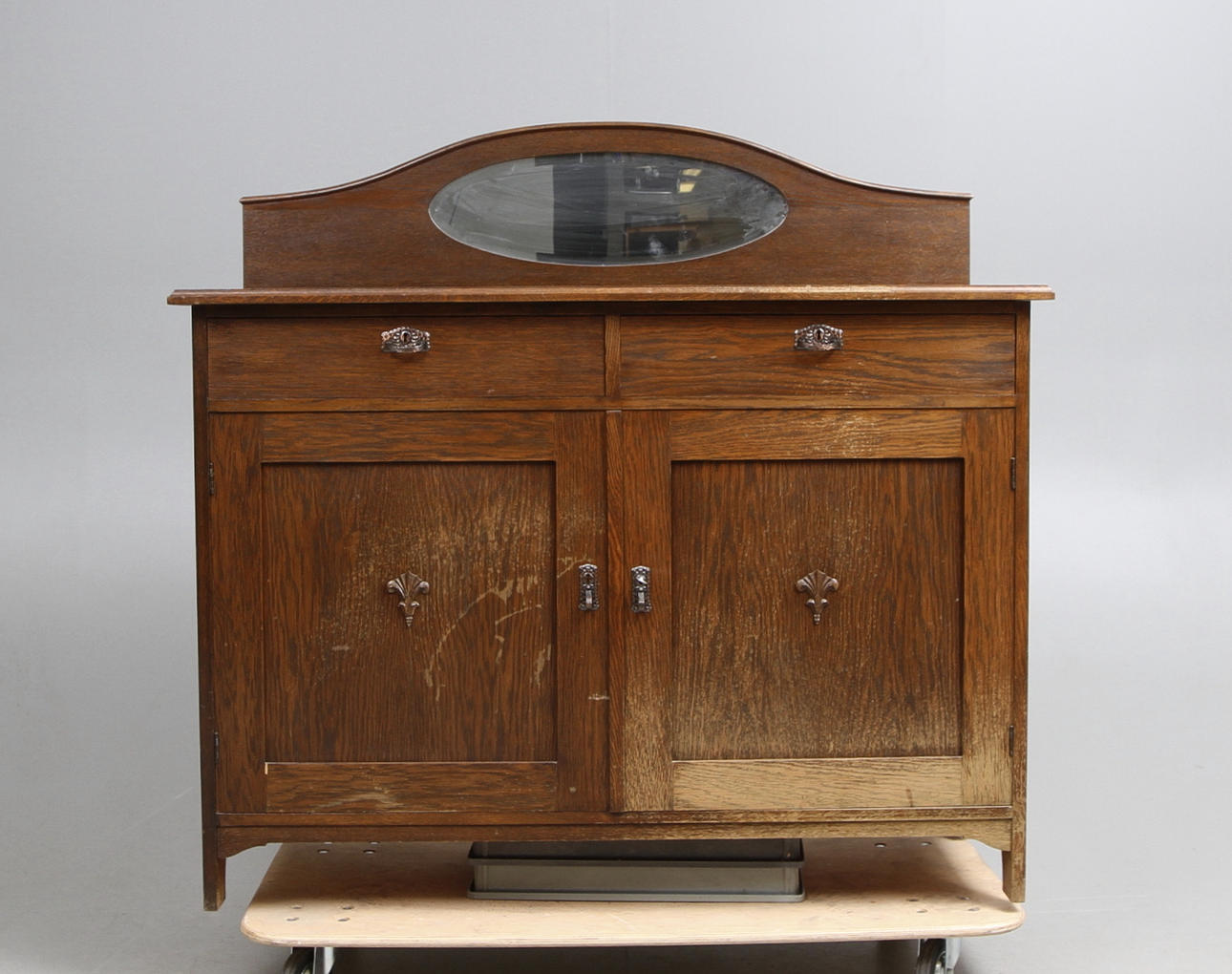 SKÄNK med SPEGEL, ek, jugend, tidigt 1900-talets första hälft.