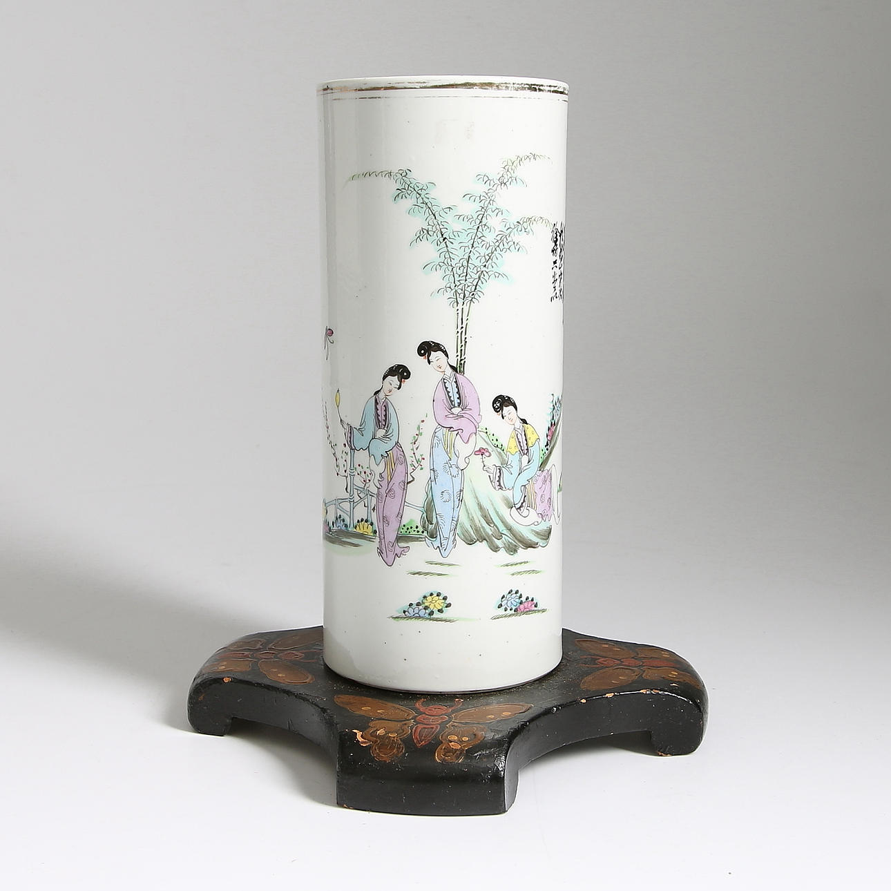 PENSELVAS på SOCKEL, porslin, Kina. 1900-talets början.