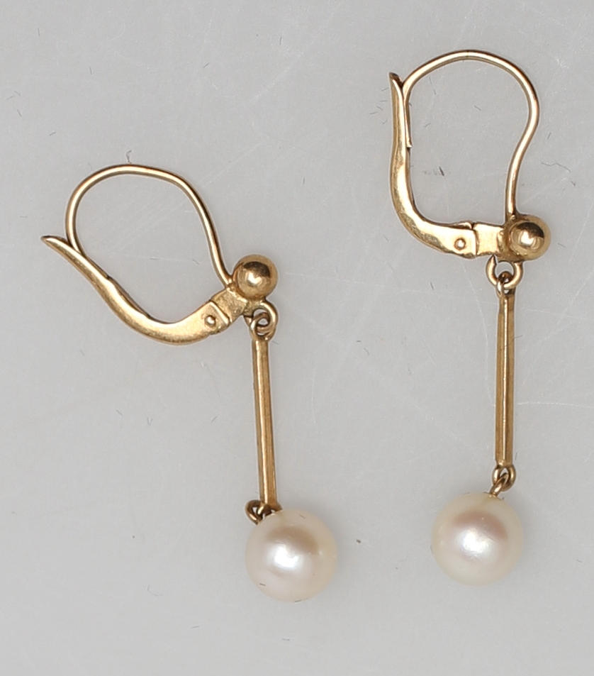 ÖRHÄNGEN i 18 k guld med odlad pärla.