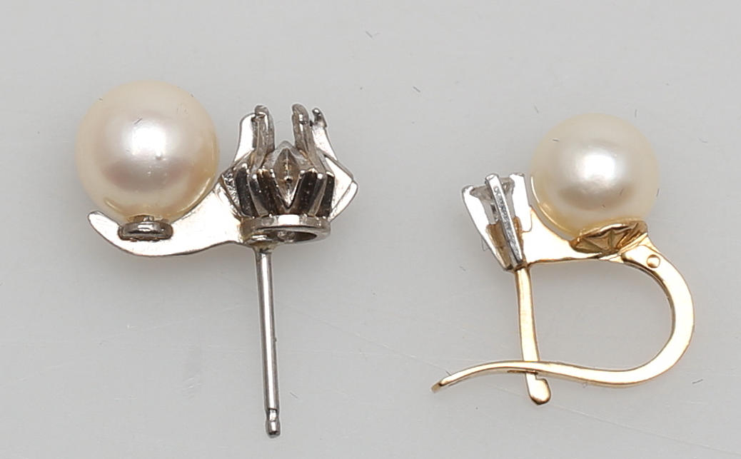 ÖRHÄNGEN med pärla i guld/vitt guld, 18 K, guldkedja 3,7 gram.