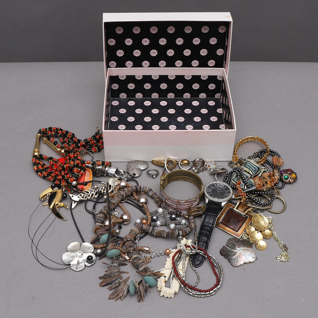 BIJOUTERIER, collier, armband, hängen.