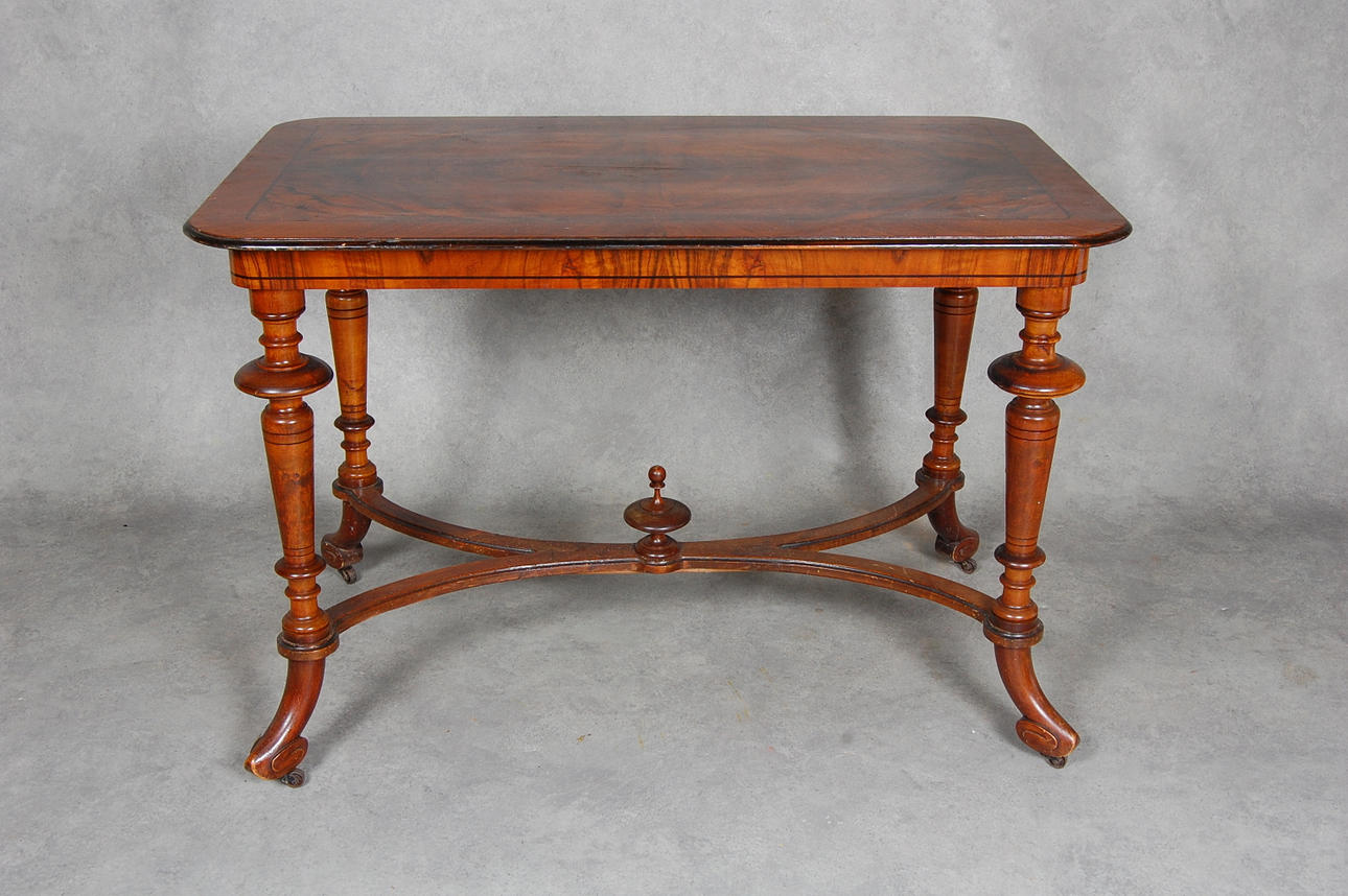 BORD, nyrenässans, på hjultrissor, 1800-tal.