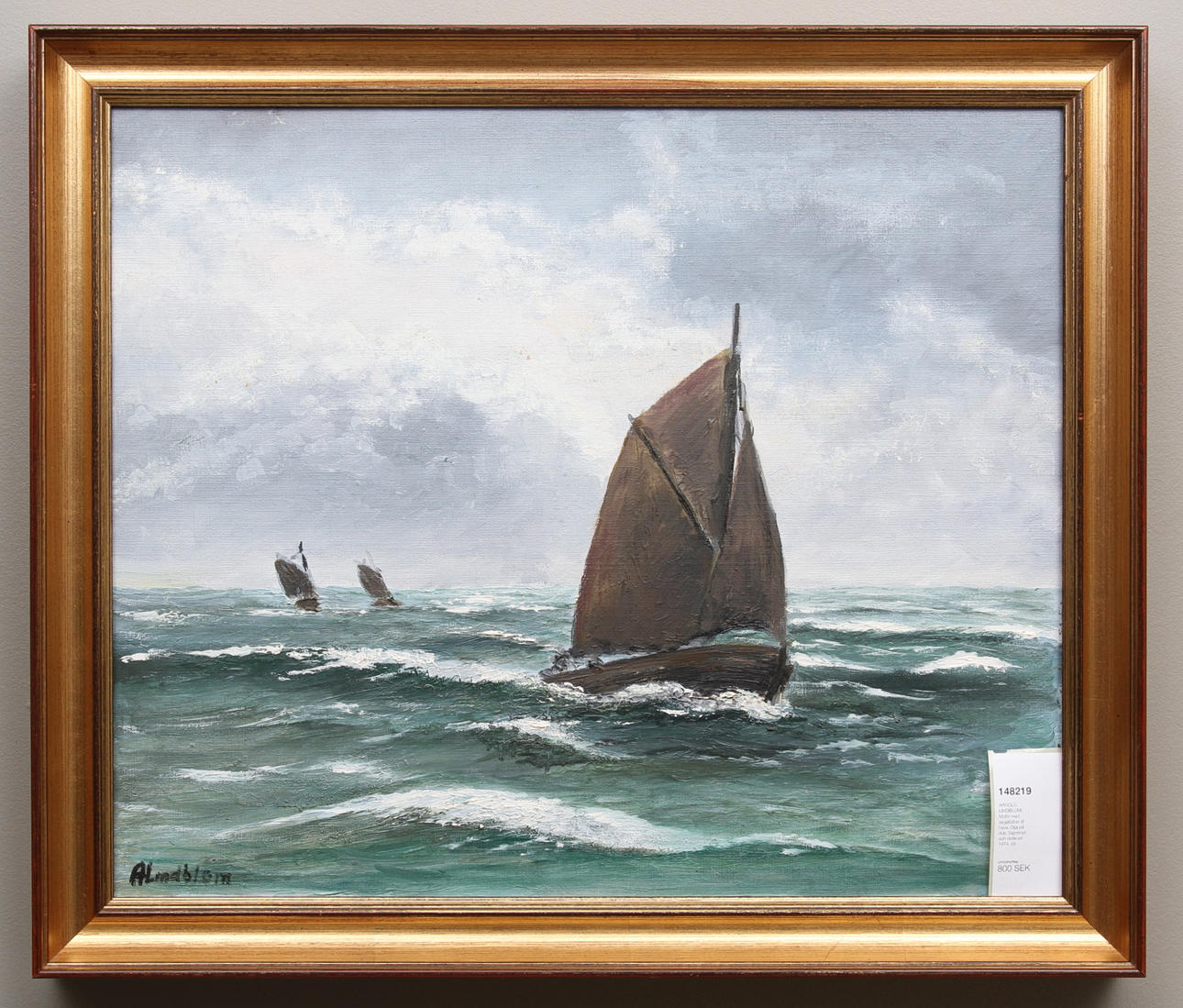 ARNOLD LINDBLOM. Motiv med segelbåtar till havs. Olja på duk. Signerad och daterad 1974.